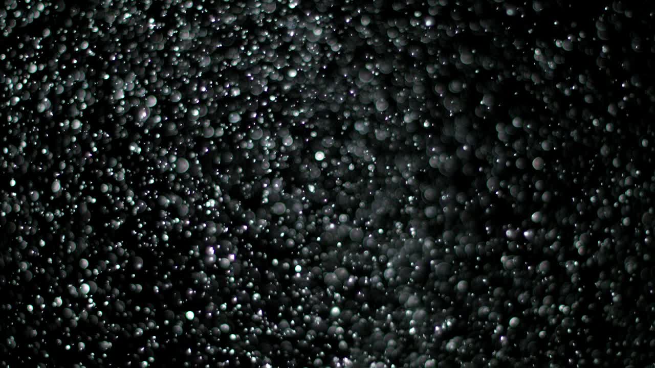 Neve al rallentatore su sfondo nero.