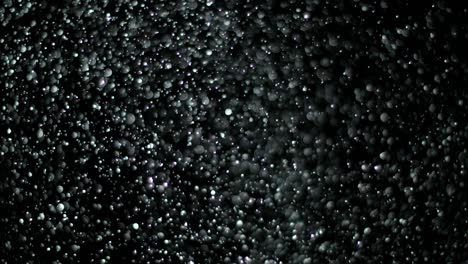 nieve en cámara lenta sobre un fondo negro