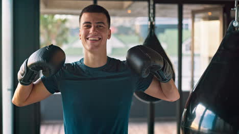 joven, boxeador y entrenando con una sonrisa