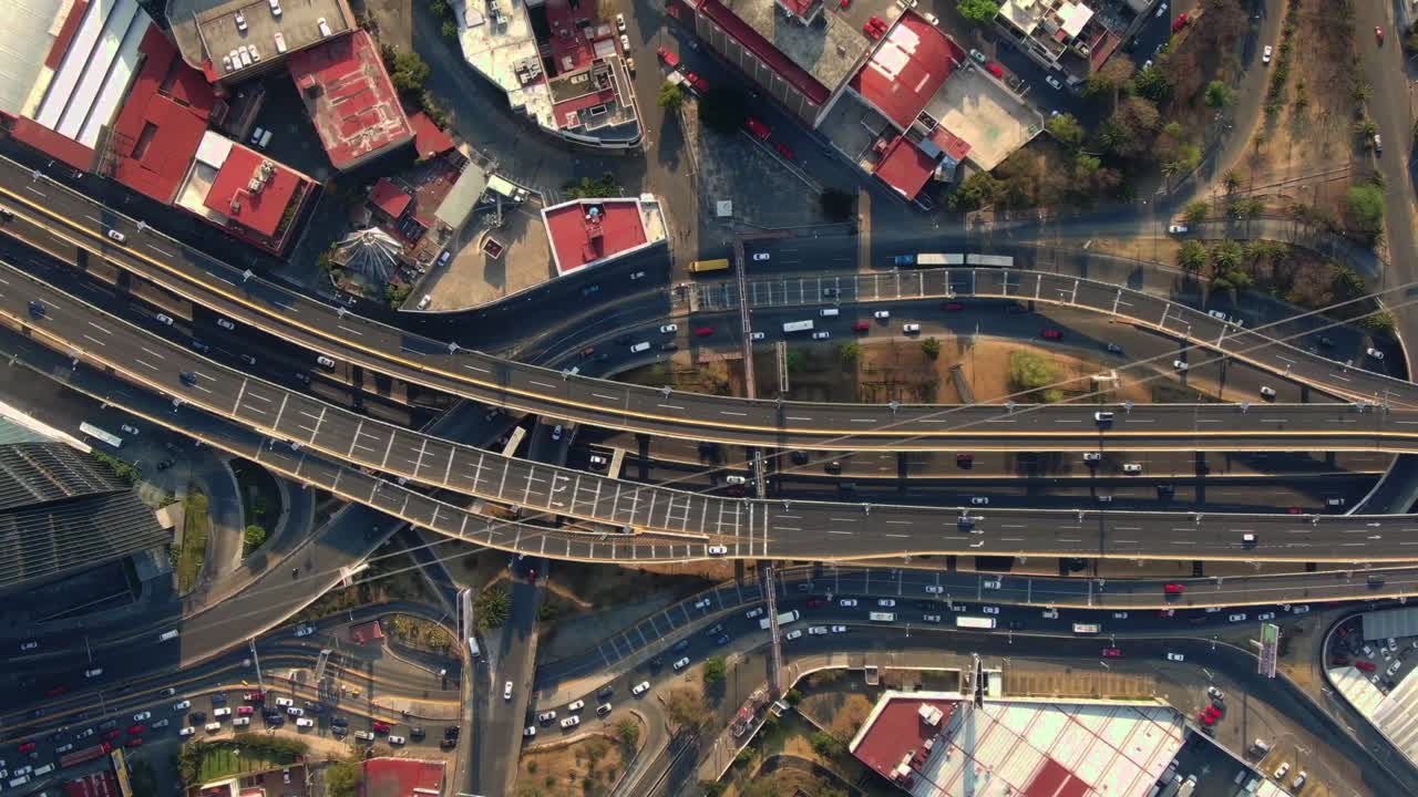 Vista aerea del traffico cittadino.