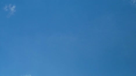 cielo azul claro con nubes y luz solar