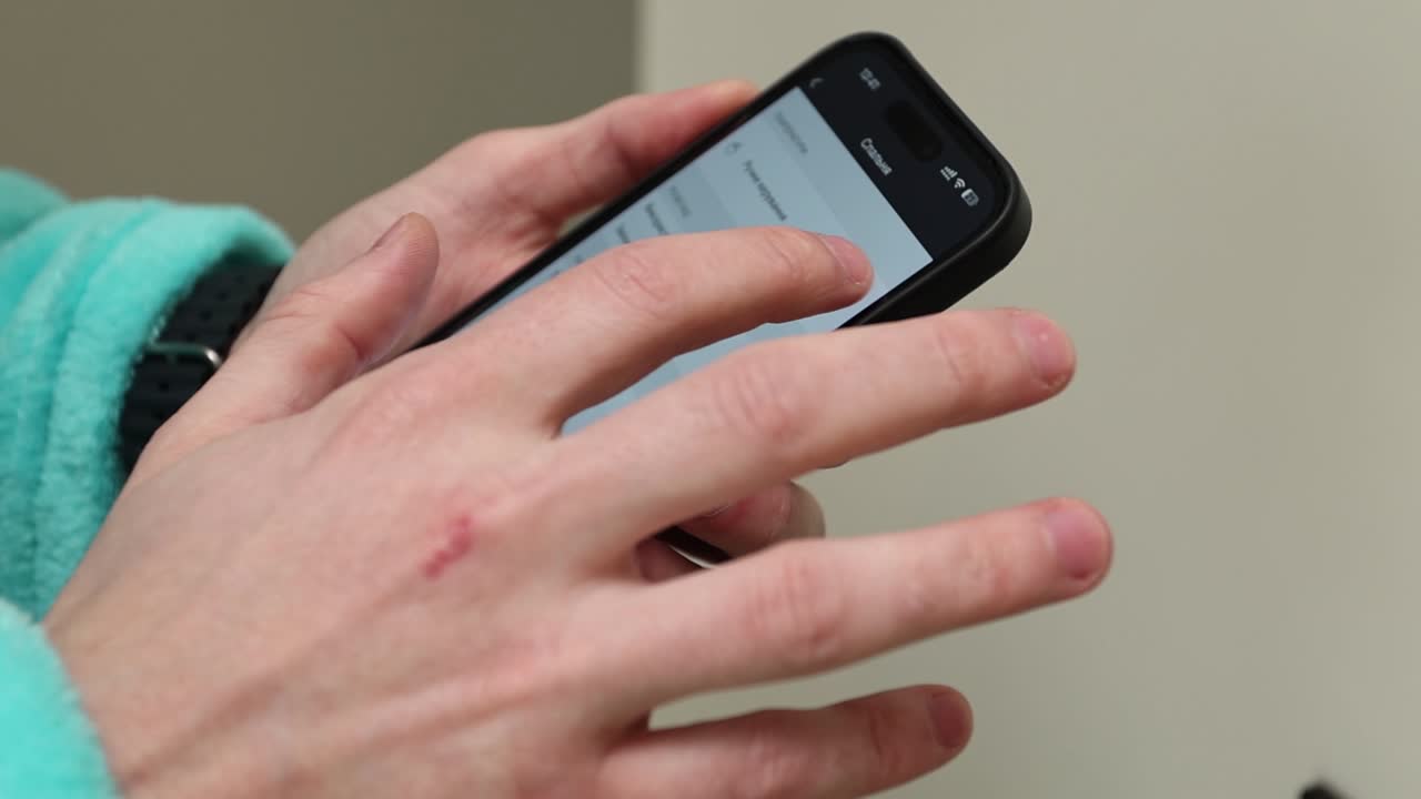 persona que utiliza un teléfono inteligente