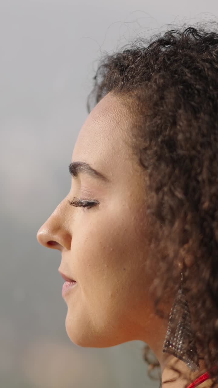 retrato de una mujer con el cabello rizado