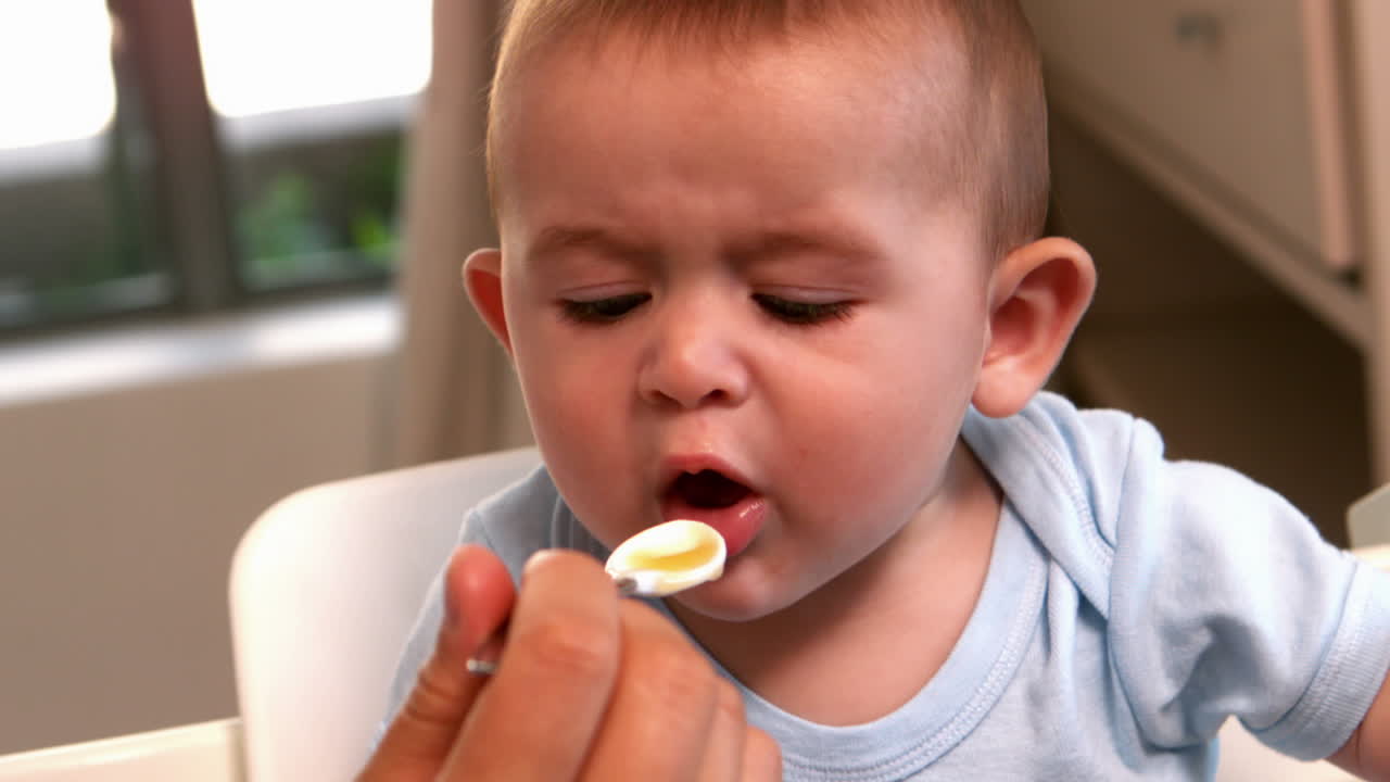 아기 소년이 먹이를 받고 있다