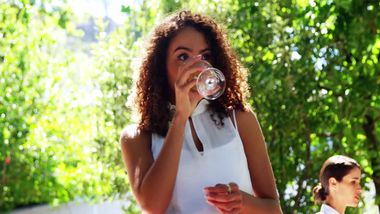mujer tomando vino en un restaurante