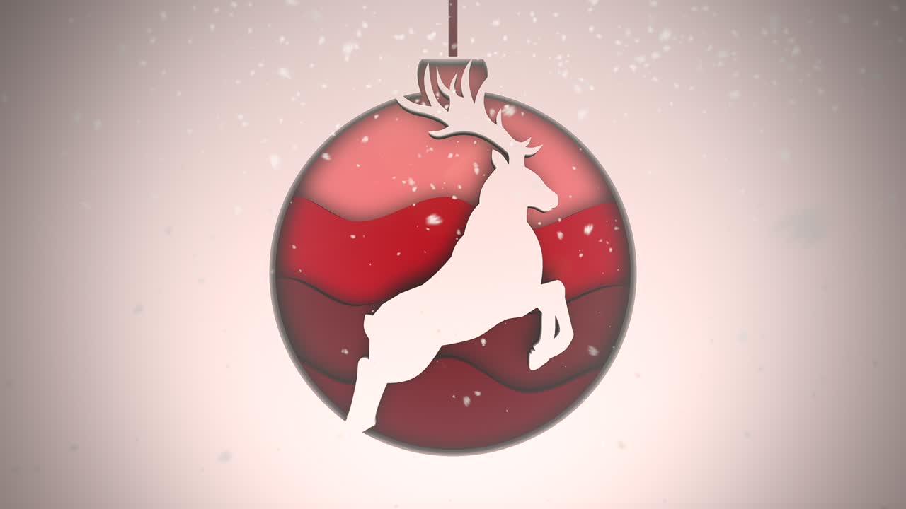 bola roja con ciervos en el fondo de nieve
