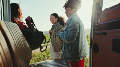 Viaje-Por-Carretera,-Mochila-Y-Amigas