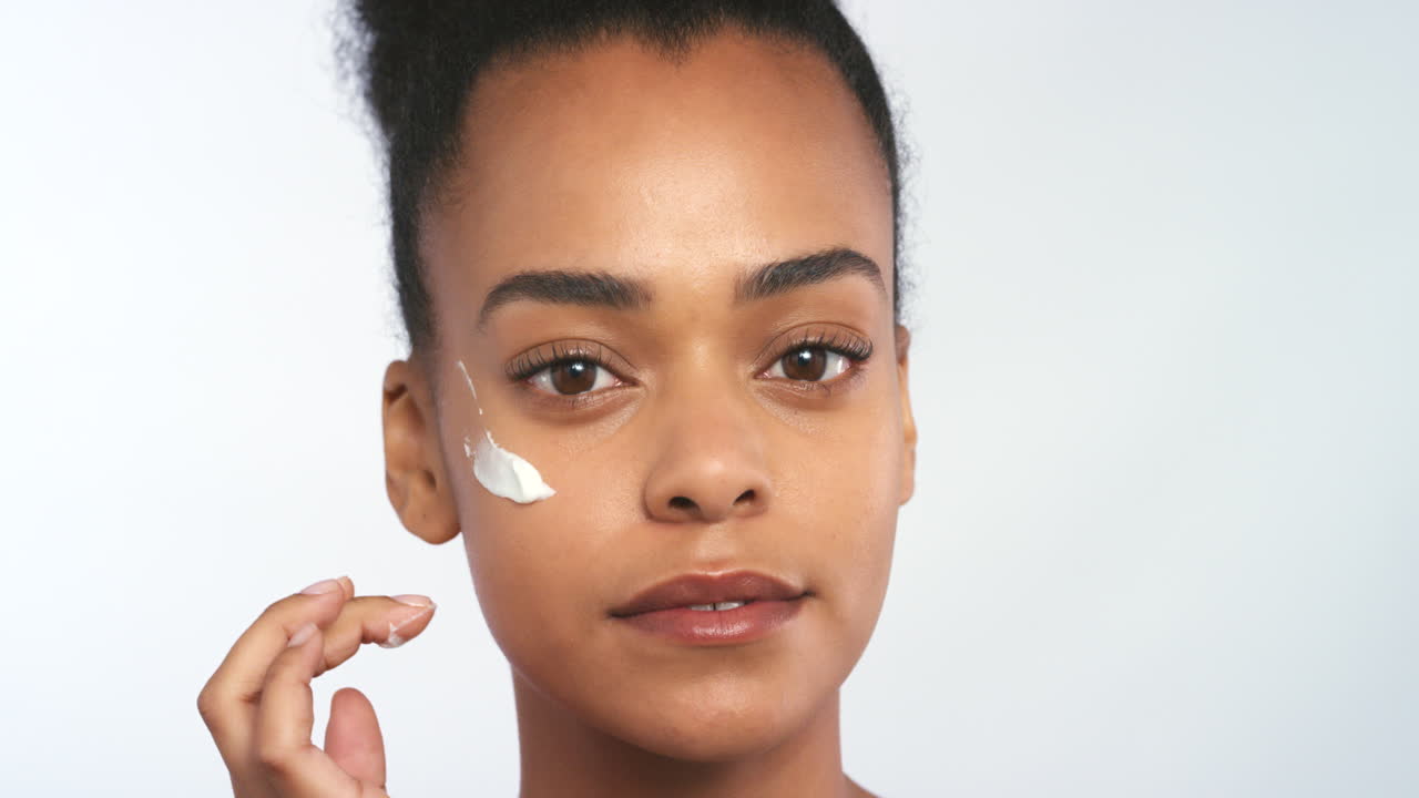 crema para el cuidado de la piel, rostro y belleza de mujer negra