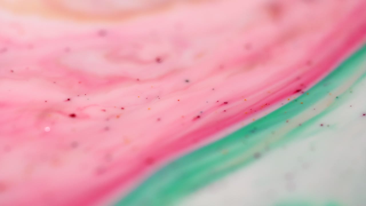 핑크와 녹색의 소용돌이를 가진 추상적인 유체 예술