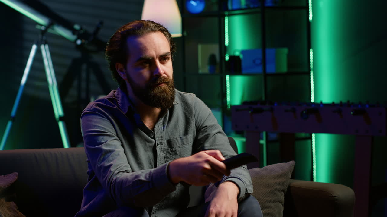 persona aburrida en el sofá frente a la televisión zapping aunque los canales