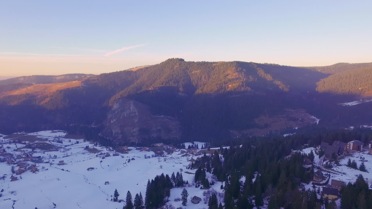 vista aérea del deporte turístico, zona de esquí y complejo recreativo en la montaña jahorina al atardecer, bosnia y herzegovina