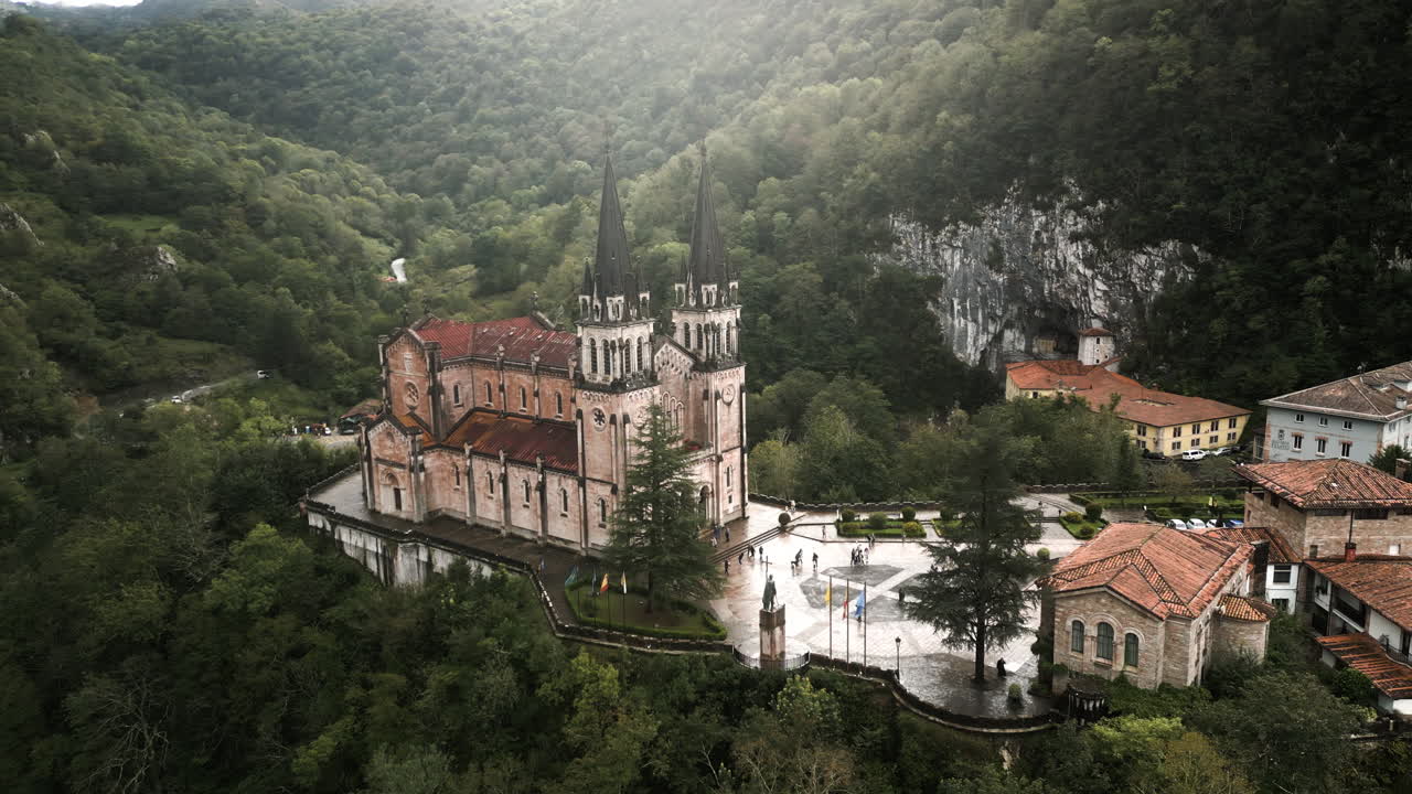 ángulo de drones dando vueltas a la basílica de santa maría en las montañas del norte de covadonga, españa