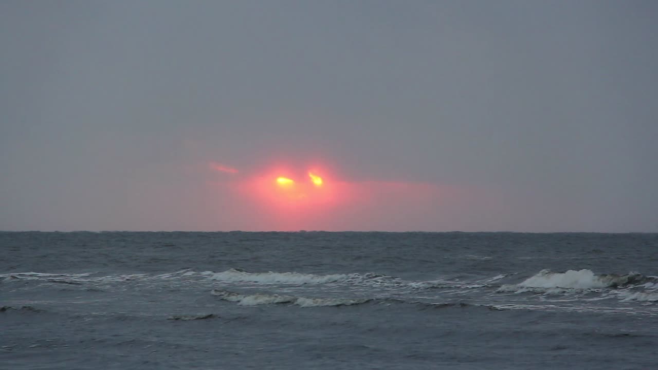 красочный зимний закат на берегу рижского залива в латвии саулкрасты белая дюна