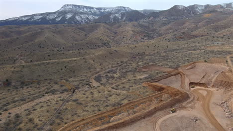 Sitio-De-Excavación-De-Maquinaria-Industrial-Junto-A-Dunas-De-Arena,-Vista-Aérea