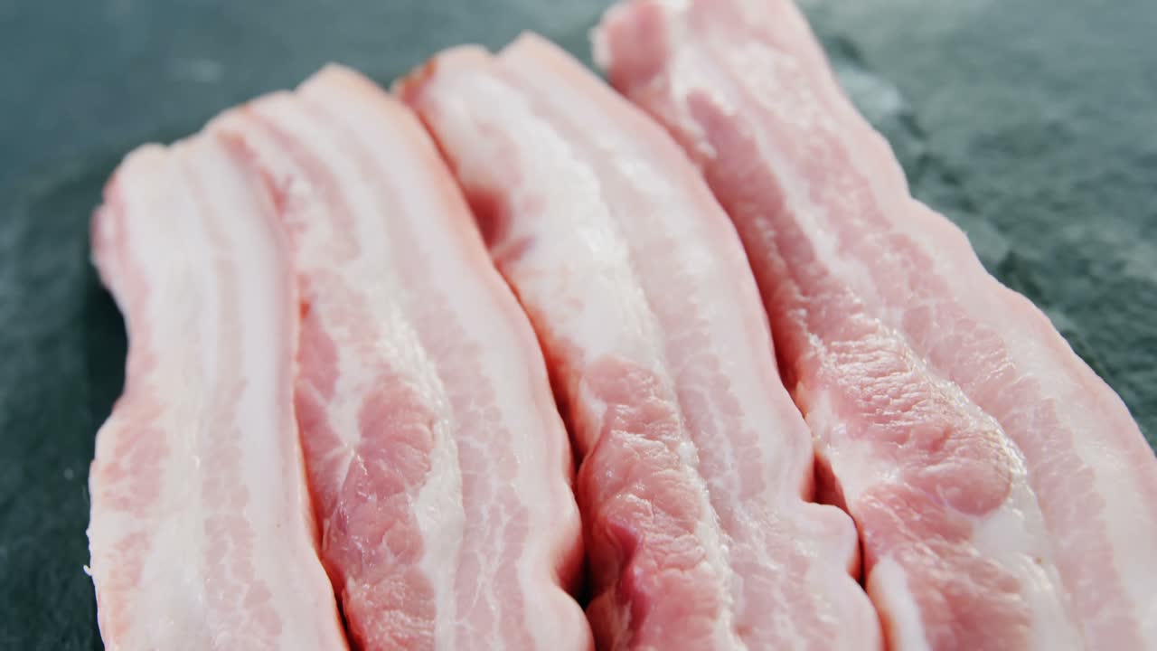 한 줄로 배열된 시로인 코트