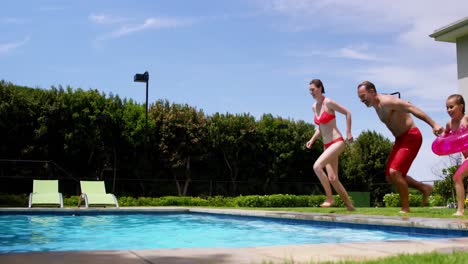 familia disfrutando en la piscina