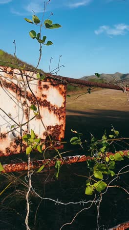valla oxidada en un paisaje rural