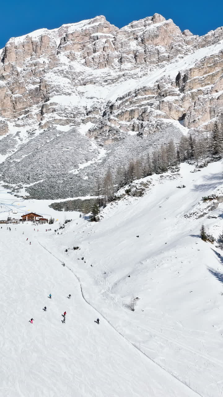 Vista aerea da drone del comprensorio sciistico di Colfosco in Alto Adige, Dolomiti, Nord Italia. Verticale