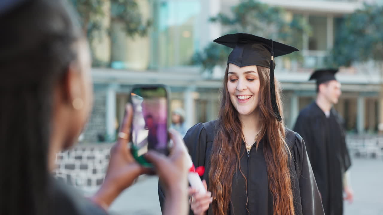 Foto da telefono, diploma di laurea