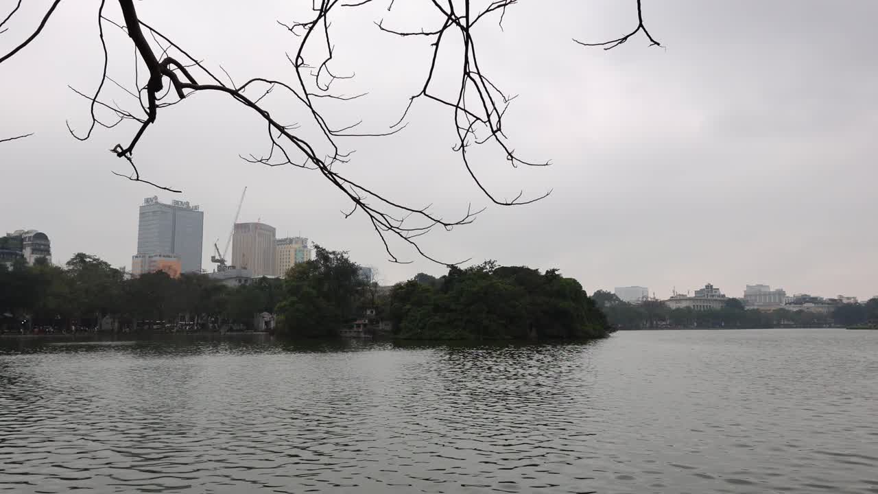 조용한 도시 호수 위에 구름이 가득한 하늘