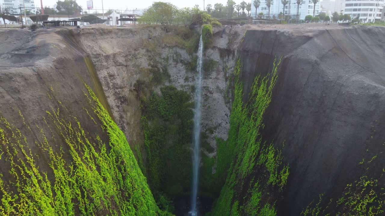 페루 리마에 있는 작은 폭포의 드론 4k 영상