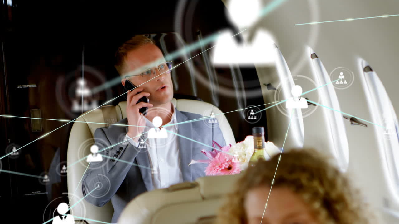 animación de la red de conexiones con las personas iconos sobre empresario caucásico usando teléfono inteligente