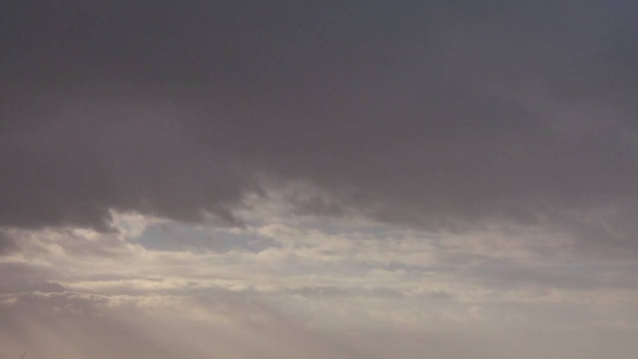 시간 경과에 따라 움직이는 많은 층의 구름에 대한 아주 좋은 영상
