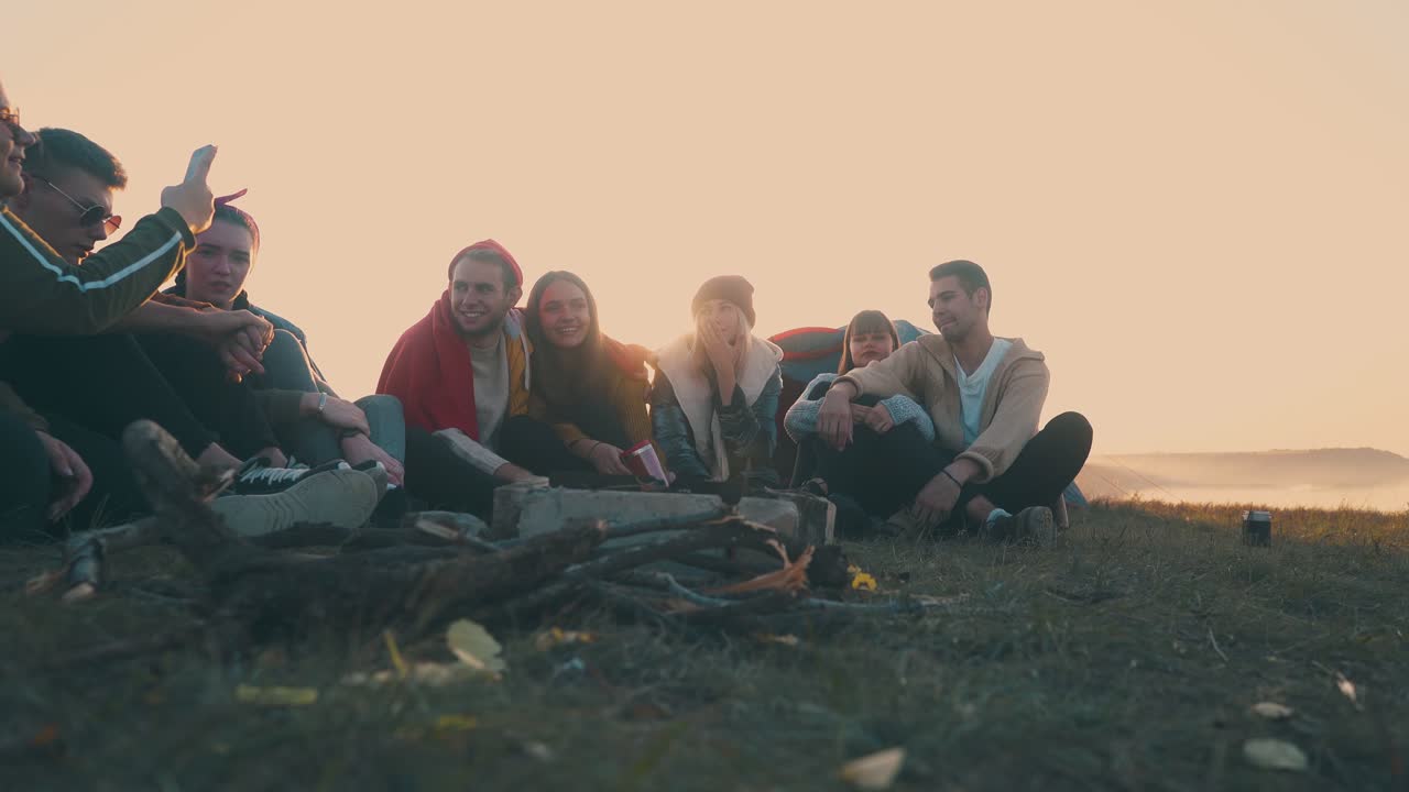 과체중 소녀 는 불타는 불 에서 친구 들 의 사진 을 찍는다