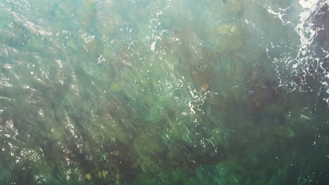 바위 하와이 해변의 공중