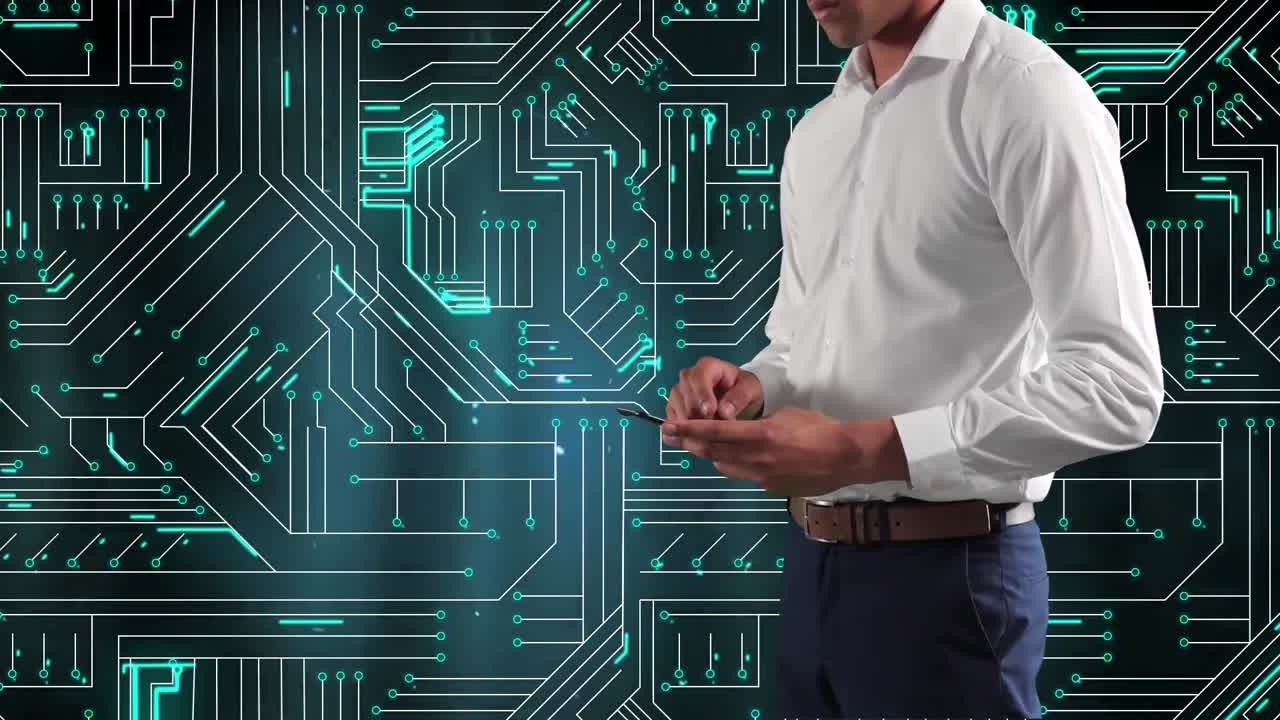 hombre de negocios de raza mixta usando teléfono en el fondo del microchip