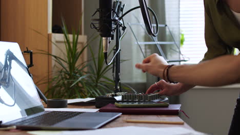 Freunde,-Die-Zusammen-Mit-Laptop-Arbeiten