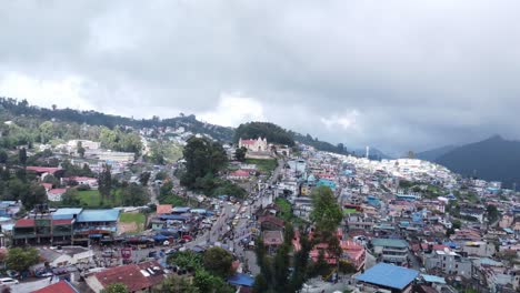 tomada panorámica del avión no tripulado de la ciudad de kodaikanal y la iglesia católica del sagrado corazón bajo un cielo nublado, dindigul, tamil nadu, india