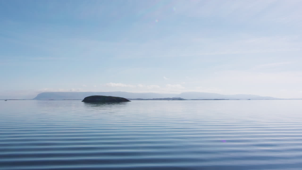 pan right shot breidafjordur 피요르드 지역과 아침에 평화로운 파도