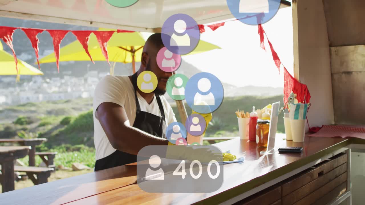 animación de iconos y números de redes sociales sobre hombre afroamericano limpiando un camión de comida