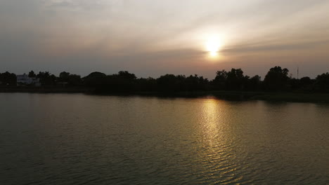 puesta de sol sobre un lago