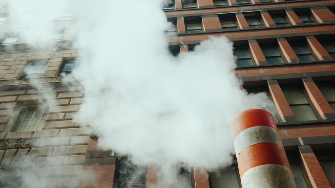 증기가 나오는 줄무늬 파이프 - 뉴욕 4k 비디오의 상징 중 하나