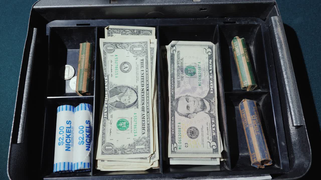 un hombre pone dinero en una caja de efectivo. buen concepto de ganancias