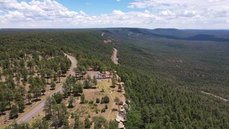 4K-Drohne,-Die-An-Einem-Sonnigen-Tag-Mit-Wolken-Am-Himmel-über-Den-Rand-Einer-Felsigen-Klippe-Am-Mogollon-Rand-In-Payson-Arizona-Fliegt