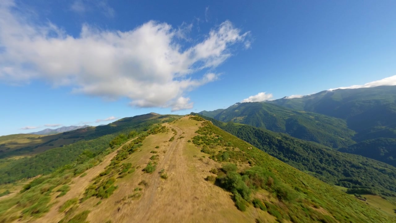 Filmato drone FPV di Coto Bello ad Aller, Asturie, che mostra l'autentica bellezza del paesaggio montano rurale spagnolo con mandrie di mucche sulla cima della montagna.