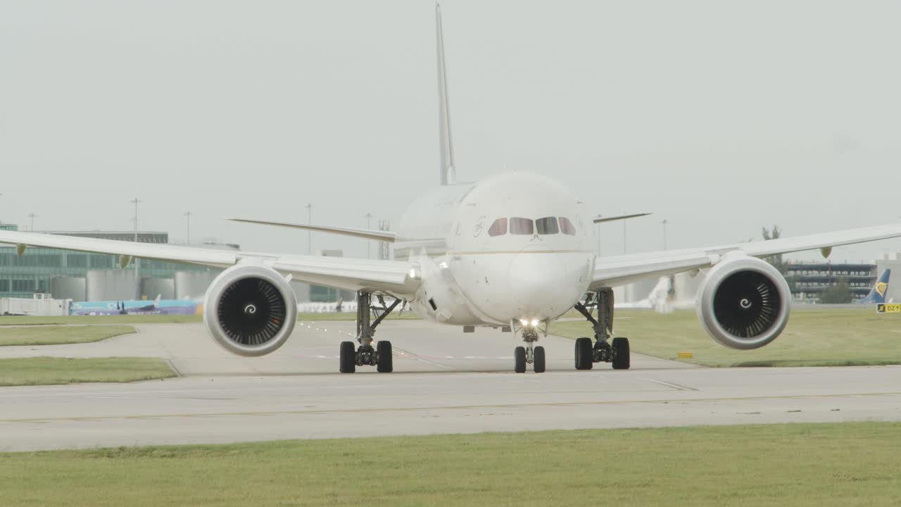 los motores de un avión grande giran mientras se encienden y se preparan para el despegue