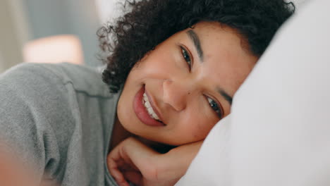 mujer negra, cama y sonrisa selfie