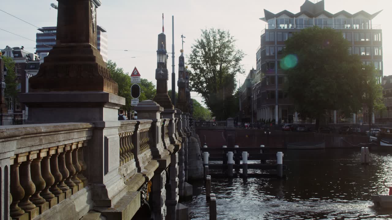 해가 지는 암스테르담 운하 다리