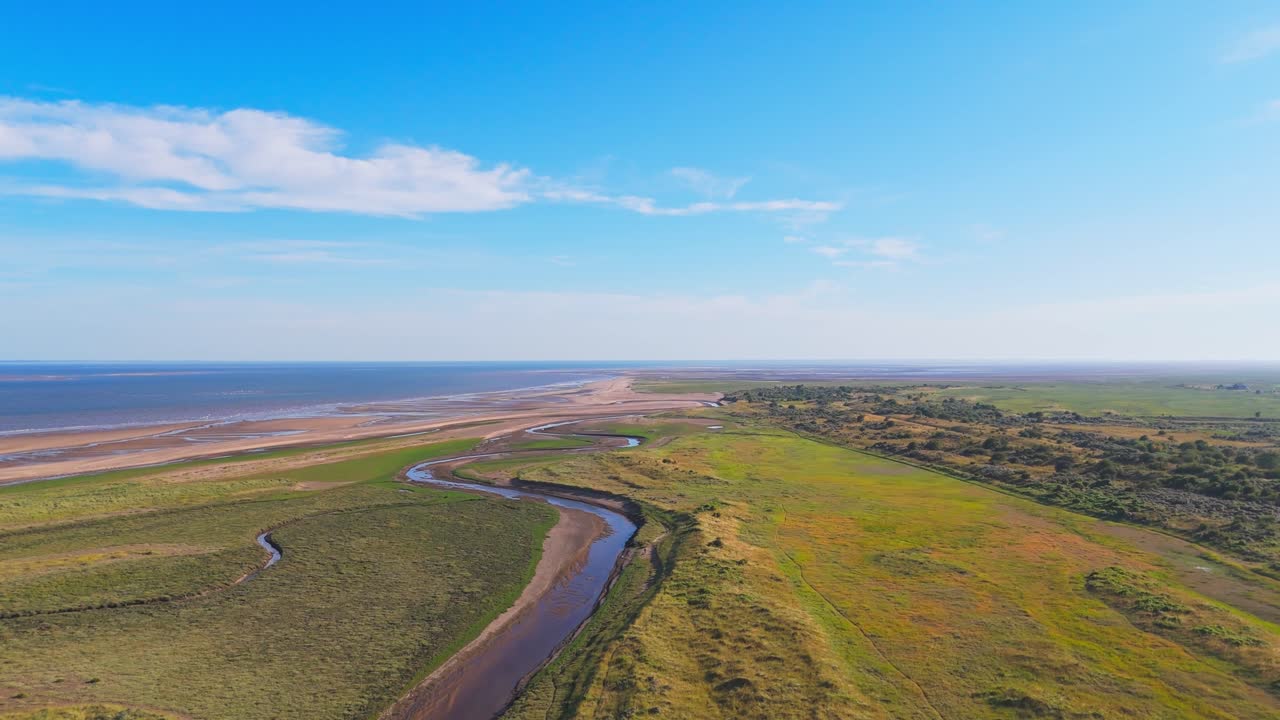 İngiliz Sahil Manzarası. Lincolnshire kıyılarındaki geniş plajlar. Kuzey Denizi ve doğu kıyısını gösteren havadan video görüntüleri. Skegness yakınlarındaki Cebelitarık Noktası Ulusal Doğa Rezervi. Doğal, el değmemiş manzara.