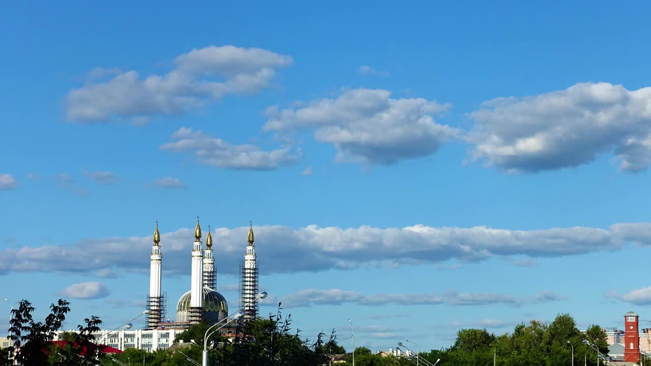 nubes sobre la mezquita