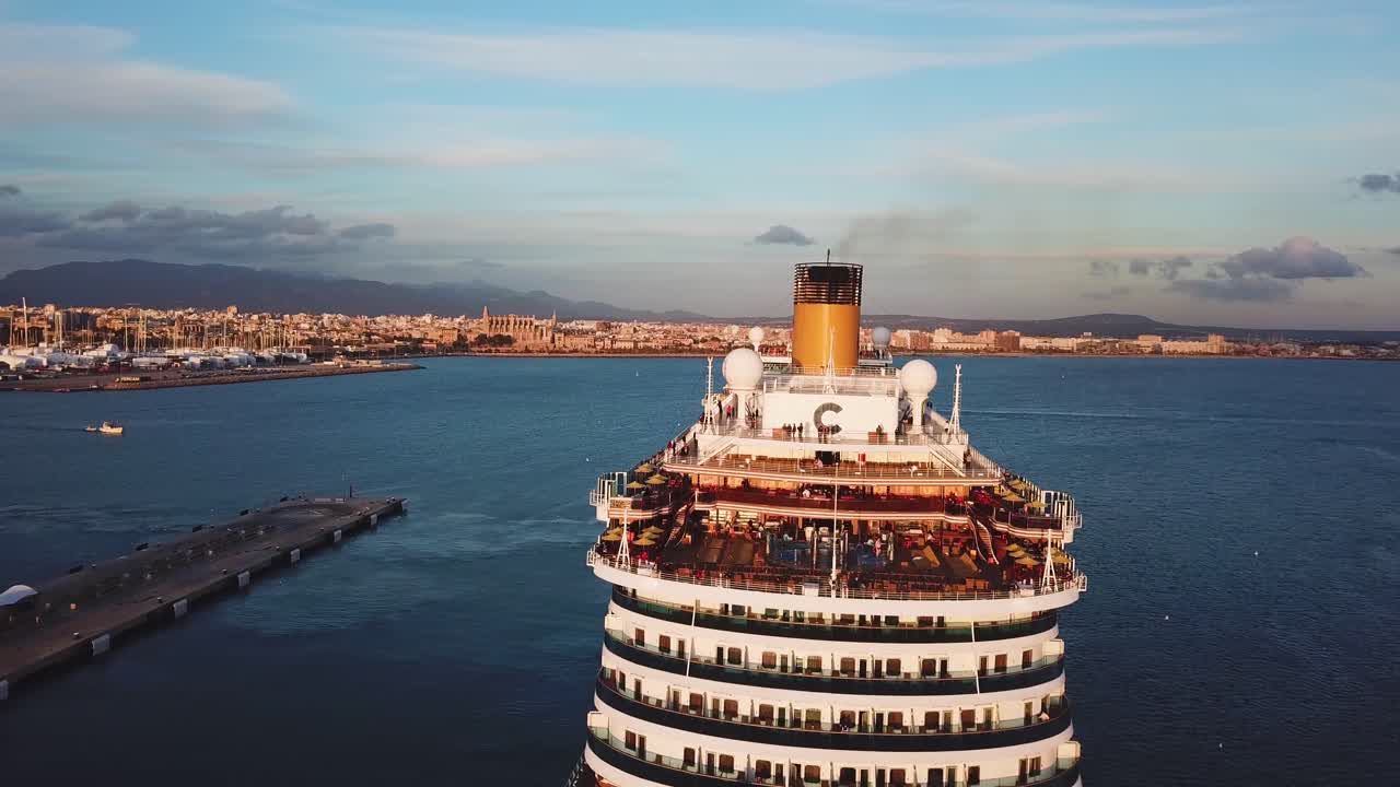 해가 지면 팔마 데 마요르카 항구 에 있는 크루즈 선박