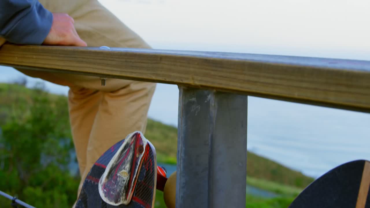 Nærbillede af unge kaukasiske skateboardere, der holder i hånd ved udsigtspunkt 4k