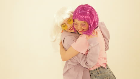 dos mujeres felices abrazándose