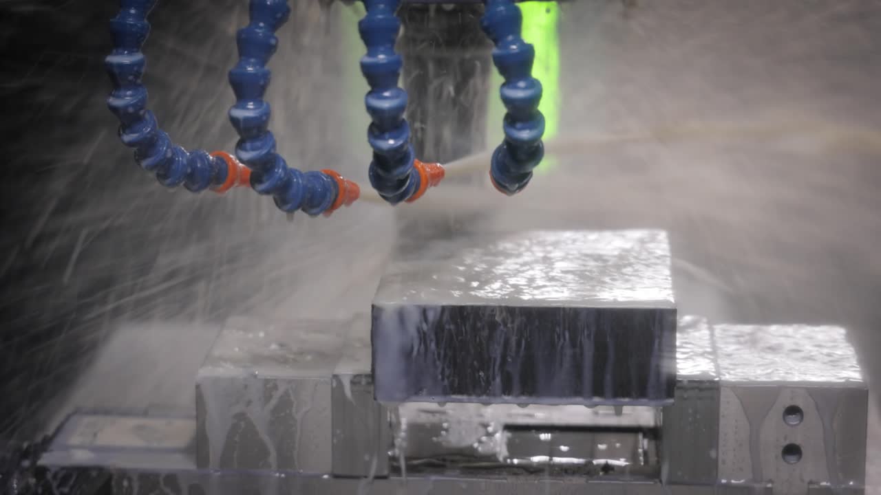 금속 가공 cnc 밀링 기계. 금속 절단 현대 가공 기술.