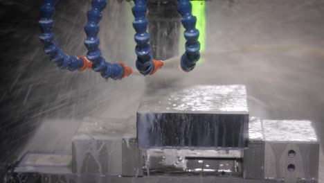 máquina de fresado cnc para metalurgia. corte de metal tecnología de procesamiento moderna.