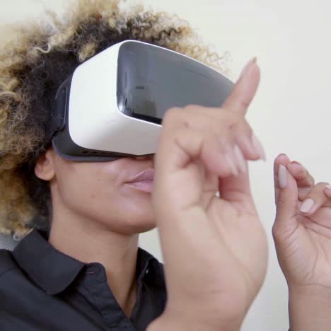 Mujer-Joven-Con-Gafas-De-Realidad-Virtual
